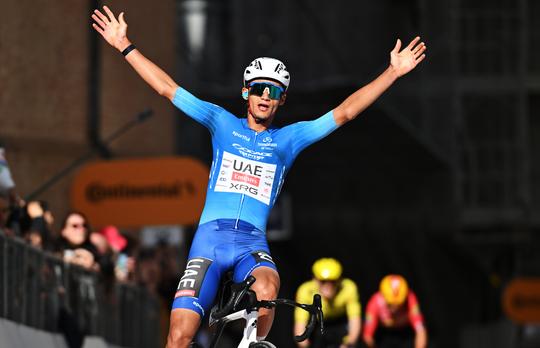 Ploeggenoot van Tadej Pogacar neemt na vluchtpoging Mathieu van der Poel voorschot op eindzege in Tirreno
