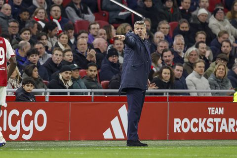 Kersvers Ajax-trainer Oscar Garcia in de zevende hemel na klinkende zege: 'Deze avond vergeet ik nooit meer'