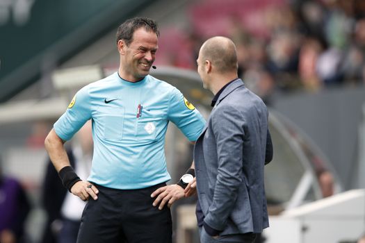 'Schop er maar op los vandaag, want Bas Nijhuis fluit': Willem van Hanegem gaat los op scheidsrechter