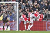Ajax-spelers vieren de 2-1 samen met de fans. © Pro Shots