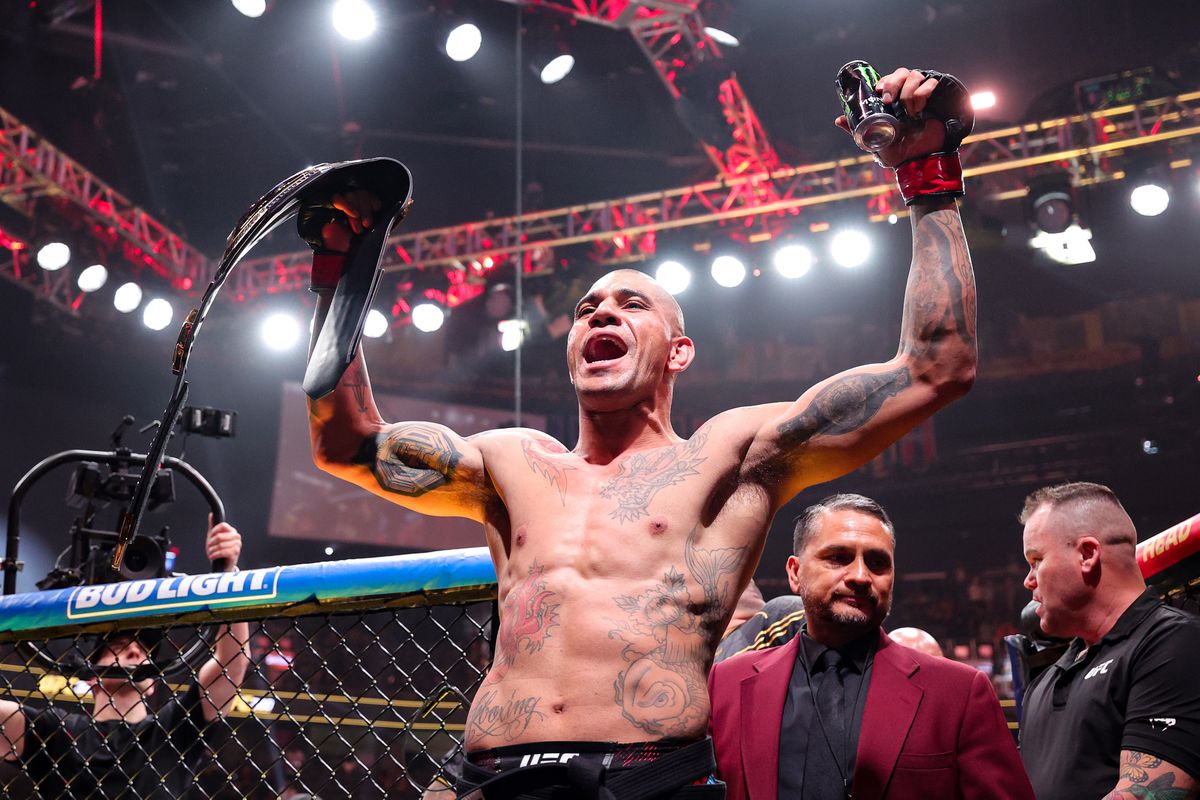 Alex Pereira weet de vloek van rapper Drake af te wenden en verdedigt titel tijdens UFC 300