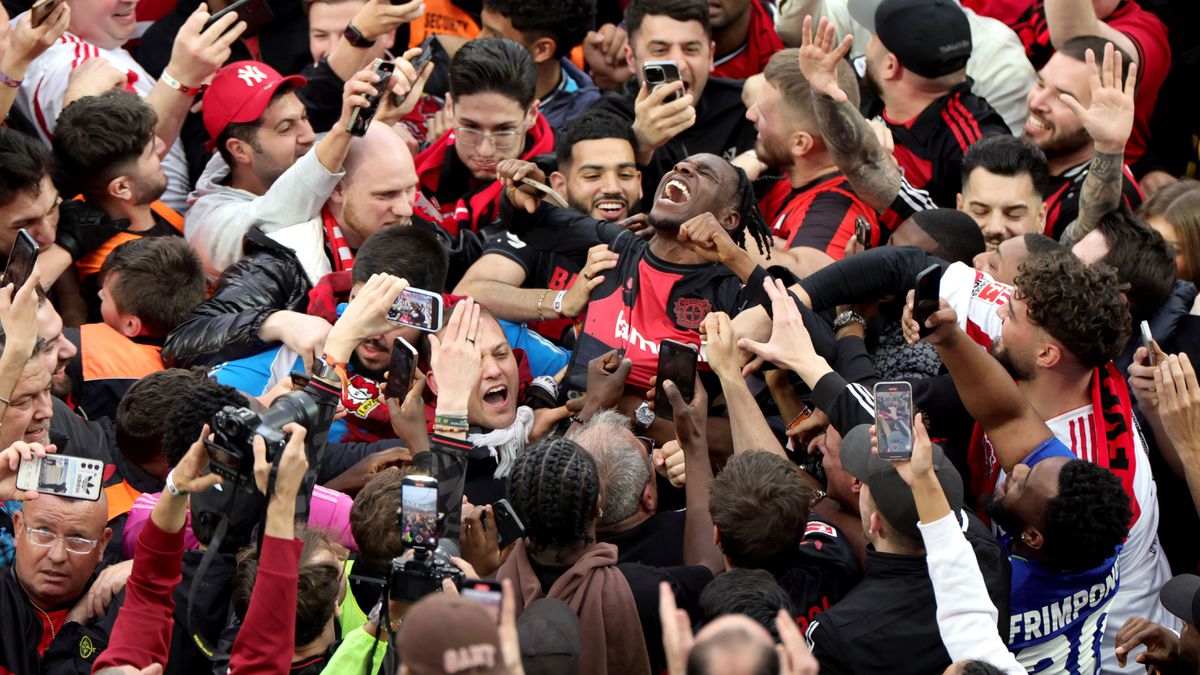 Jeremie Frimpong viert titelfeest Bayer Leverkusen het hardst van iedereen, bierdouche Xabi Alonso