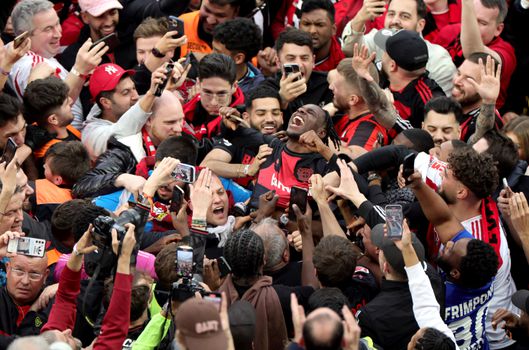 Jeremie Frimpong viert titelfeest Bayer Leverkusen het hardst van iedereen, bierdouche Xabi Alonso