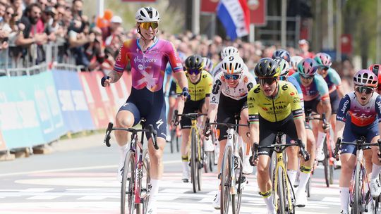 Lorena Wiebes in tranen na knotsgek einde Amstel Gold Race: 'Ik zag Marianne niet aankomen'