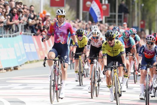 Lorena Wiebes in tranen na knotsgek einde Amstel Gold Race: 'Ik zag Marianne niet aankomen'