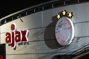 Ajax-chaos gaat door: drie bekritiseerde rvc-leden stappen op wedstrijddag op