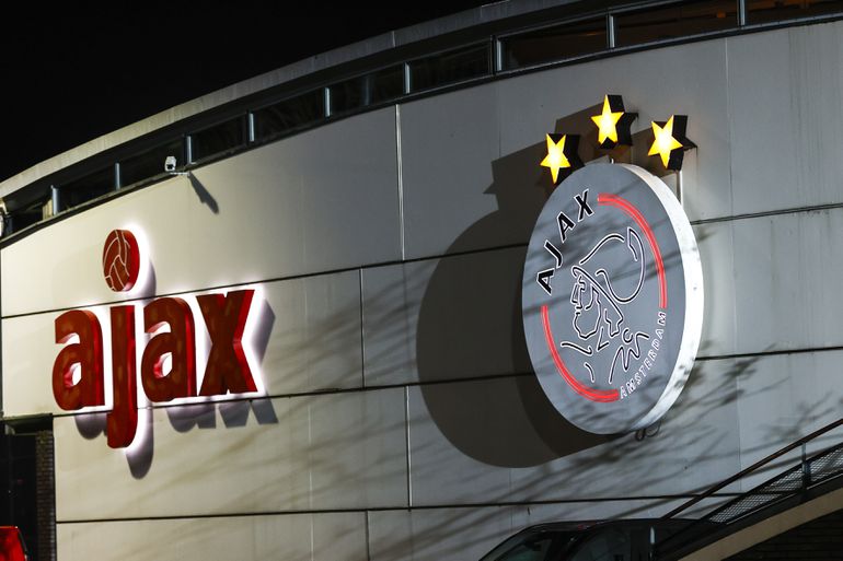 Ajax-chaos gaat door: drie bekritiseerde rvc-leden stappen op wedstrijddag op
