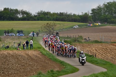 Motorongeluk bij Amstel Gold Race: vrouwenkoers stilgelegd en ingekort