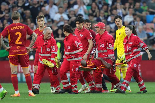 AS Roma deelt update over in elkaar gezakte speler: 'Selectie heeft hem bezocht in het ziekenhuis'