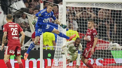 Knotsgekke wedstrijd: Nico Tagliafico en Marco Bizot in de hoofdrol in Frans voetbalfestijn
