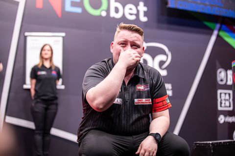 'Ik sta te shaken op m'n benen': van beveiliger tijdens darttoernooien naar winnaar op de Euro Tour