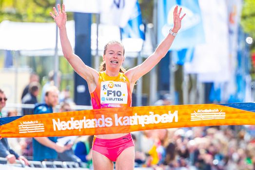 Anne Luijten grijpt ticket voor olympische marathon: 'Rotterdam droeg mij over de finish'