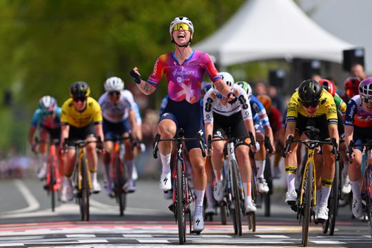 Lorena Wiebes blundert door te vroeg te juichen en moet zege Amstel Gold Race aan Marianne Vos laten
