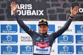 Mathieu van der zegeviert voor derde keer op rij in Parijs-Roubaix. ©Getty Images