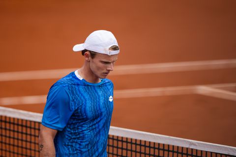 Nederlandse tennisser loopt uniek moment in loopbaan mis door enorm pak slaag