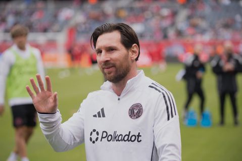 Lionel Messi ontmoet eindelijk de wereldberoemde artiest waarnaar hij is vernoemd: 'Ik kan niet voetballen!'