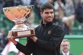 Toptennisser Carlos Alcaraz krijgt mislukte beker na winst in Monte Carlo: 'Dit is wat ik verdien'