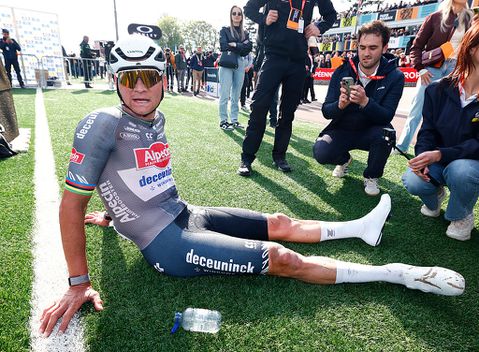 Omstanders hadden bidonsmijter die Mathieu van der Poel raakte in de smiezen: 'Die man was zo iemand'