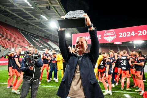 Dochter van kersverse Eredivisie-trainer zorgt voor opmerkelijke situatie: 'Dan zijn de jongens even vrij'