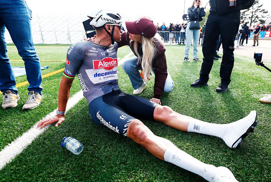 'Feestende' Mathieu van der Poel geniet samen met vriendin van overwinning Parijs-Roubaix