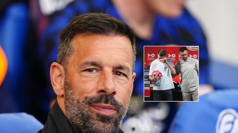 Betraande zoon van voormalig PSV-trainer tekent eerste profcontract bij de club: 'Trots op jou'