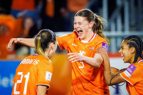 Nederlandse voetbalster (19) geniet van debuterende vriendin bij Oranje: 'Ze kan er óók al tegen Frankrijk staan'
