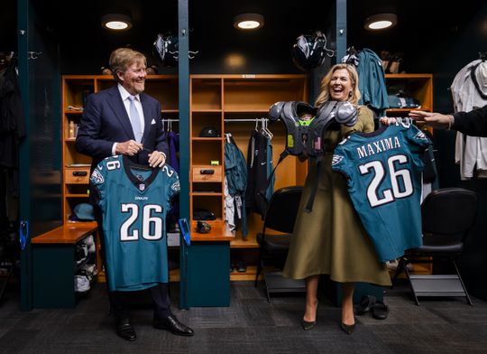 Koningin Máxima krijgt lachers op haar hand tijdens verrassing van American footballclub: 'Dat ga ik niet doen!'