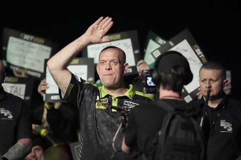 'Michael van Gerwen gedraagt zich als een twintigjarige': twee adviezen voor Nederlandse topdarter na feestweek