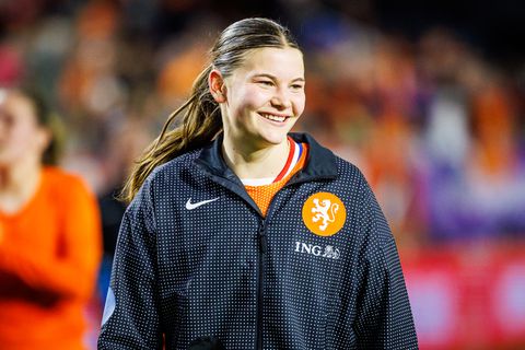 Emotionele Oranje Leeuwin (19) geraakt door absolute droomavond: 'Dat doet me veel'