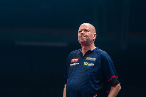 Onthullend interview over Raymond van Barneveld 'hakte er in' bij topdarter: 'Deze klap komt wel aan'