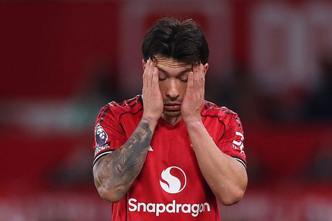 Oud-Ajacied Lisandro Martinez gesteund door coach na bizar incident: 'Één van de slechtste beslissingen ooit'