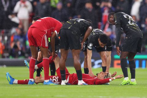 Drama voor Liverpool en Arne Slot: sterspeler per brancard afgevoerd in Champions League-duel