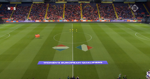 Bizar moment bij Oranje Leeuwinnen: minuut stilte valt in het water door treuzelende speelsters