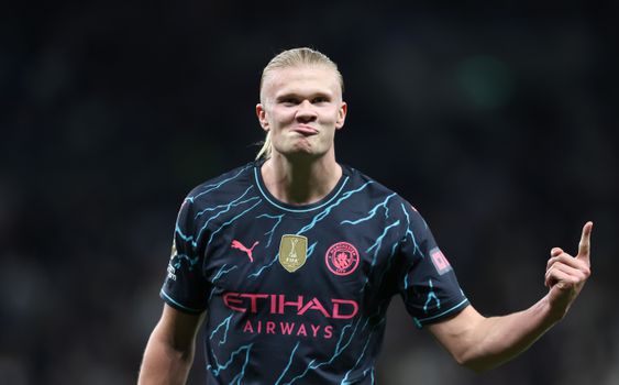 Erling Haaland en ingevallen keeper brengen Manchester City dichter bij nieuwe Premier League-titel