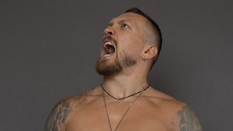 Oleksandr Usyk in tranen vanwege emotioneel afscheid van zijn vader: 'Dat zei hij nooit'