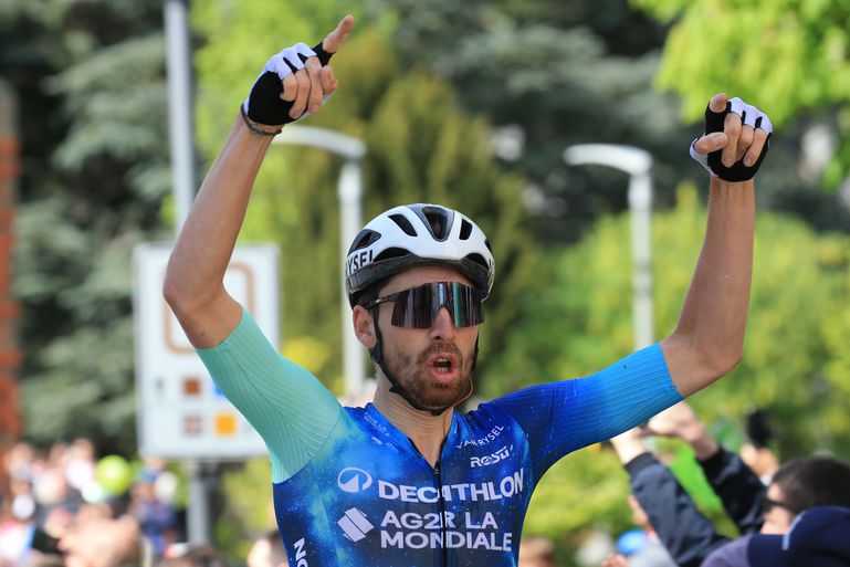 Valentin Paret-Peintre rijdt solo naar overwinning in de Giro, Romain Bardet klimt in het algemeen klassement