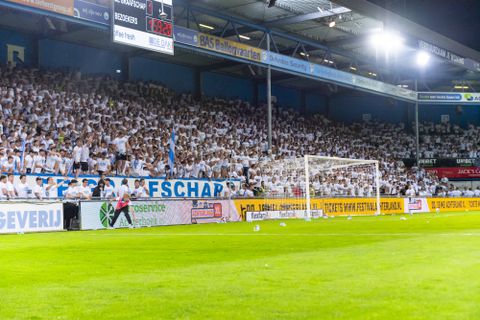 De Graafschap-fans leggen duel met ADO Den Haag opzettelijk stil vanwege medisch noodgeval op tribune