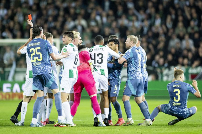 Emoties lopen hoog op: FC Groningen - Ajax eindigt in flinke knokpartij