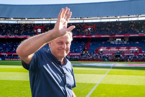 Kippenvel bij Feyenoord - RKC: fans zorgen voor prachtig eerbetoon aan icoon Peter Houtman