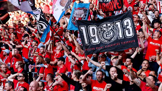 PSV-fans vieren één groot feest in Philips Stadion na zeer late gelijkmaker bij Groningen - Ajax