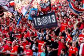 PSV-fans vieren één groot feest in Philips Stadion na zeer late gelijkmaker bij Groningen - Ajax