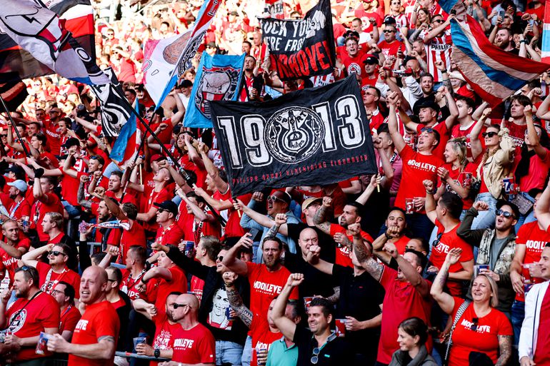 Bloednerveuze PSV-fans houden Ajax massaal in de gaten, opvallende beelden uit Philips Stadion