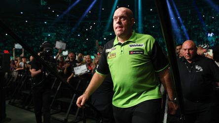 Worstelende topdarter Michael van Gerwen krijgt luid en duidelijk te horen: 'Geen excuses'