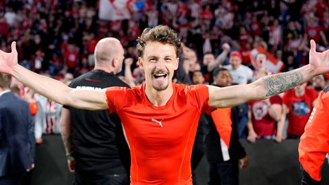 Peter Bosz geeft feestende PSV'ers en fans groot gelijk: 'Euforie was gigantisch, ik geniet zelf te weinig'