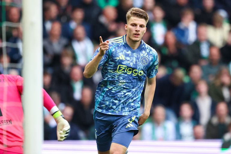 Ajax op cruciale voorsprong dankzij kanonskogel Anton Gaaei na ongelukkig moment Etienne Vaessen
