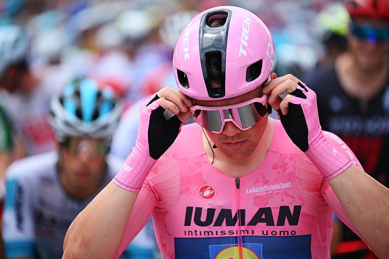 Krakende Mads Pedersen knokt zich in vijfde etappe van de Giro d'Italia al naar zijn hattrick in spannende sprint