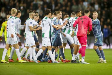 Ajax laat eerste plaats in krankzinnige slotfase door de vingers glippen: PSV nieuwe koploper Eredivisie