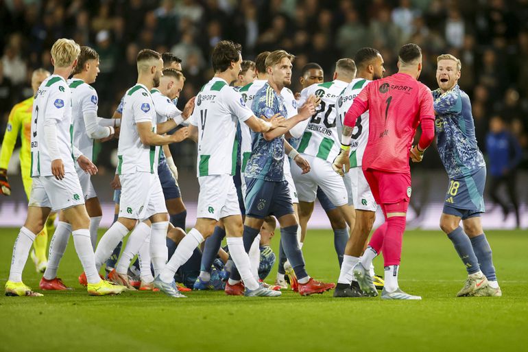 Ajax laat eerste plaats in krankzinnige slotfase door de vingers glippen: PSV nieuwe koploper Eredivisie