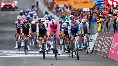 Krakende Mads Pedersen overleeft 'moeilijke momenten' in vijfde etappe Giro d'Italia: 'Ongelofelijk zwaar'