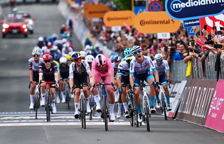 Krakende Mads Pedersen overleeft 'moeilijke momenten' in vijfde etappe Giro d'Italia: 'Ongelofelijk zwaar'